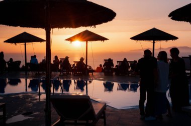 Santorini, Yunanistan - 20 Mayıs 2019: Bazı insanlar Oia 'da gün batımında mutlu saatler geçiriyorlar