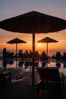 Santorini, Yunanistan - 20 Mayıs 2019: Bazı insanlar Oia 'da gün batımında mutlu saatler geçiriyorlar