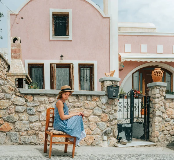 Путешествуйте по Европе на летний отдых. Портрет красивой женщины в солнцезащитной шляпе и летнем платье в старой деревне Оя на острове Санторини в Греции. — стоковое фото