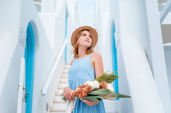 Luksusowe wakacje kobieta patrząc na widok na Santorini słynnej Europy podróży przeznaczenia. Elegancka młoda dama żyjąca luksusowym jetset stylu życia w sukience na wakacje. Niesamowity widok na morze i Caldera. — Zdjęcie stockowe