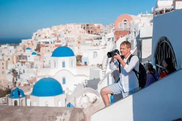 Fotógrafo Hombre Que Toma Fotos Santorini Grecia Disparo Cámara — Foto de Stock