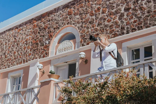 Fotograf Fotí Santoriniho Řecku Střílím Kamera — Stock fotografie