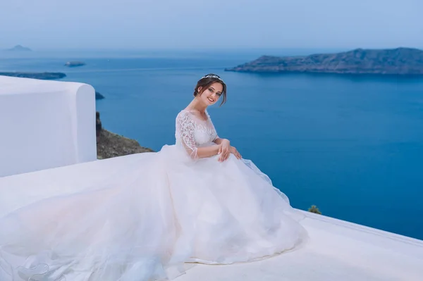 Романтическая Красивая Невеста Белом Платье Позирует Террасе Морем Горами Заднем — стоковое фото