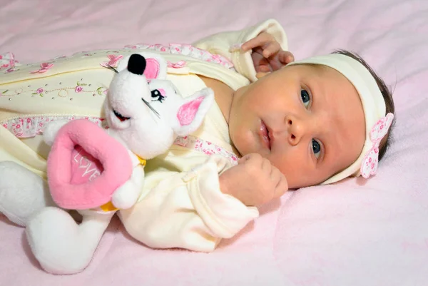 Close Mooi Slapend Baby Meisje Pasgeboren Meisje Slapend Een Deken — Stockfoto