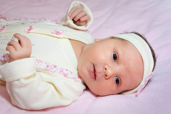 Yakın Plan Güzel Uyuyan Kız Bebek Yeni Doğmuş Bebek Battaniyenin — Stok fotoğraf