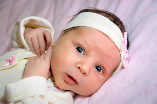 Close Mooi Slapend Baby Meisje Pasgeboren Meisje Slapend Een Deken — Stockfoto