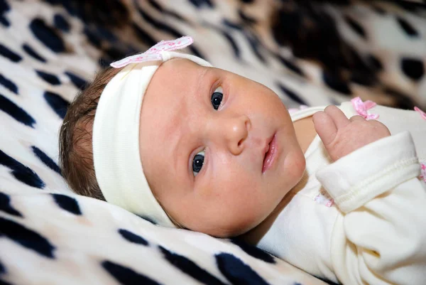 Close Mooi Slapend Baby Meisje Pasgeboren Meisje Slapend Een Deken — Stockfoto