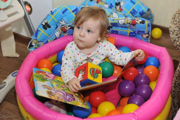 Kleine Kleinkind Baby Mädchen Mit Spaß Drinnen Das Zimmer — Stockfoto