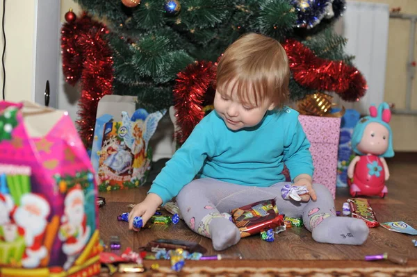 Het Kleine Meisje Onder Kerstboom Baby Meisje Met Geschenken Onder — Stockfoto