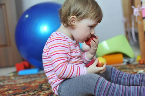 Liten Småbarn Flicka Som Har Kul Inomhus Rummet — Stockfoto