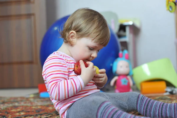 Pequeno Bebê Todler Menina Divertindo Interior Quarto — Fotografia de Stock