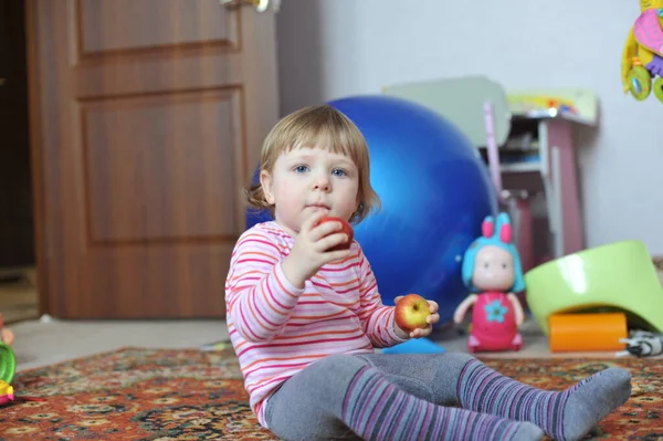 Liten Småbarn Flicka Som Har Kul Inomhus Rummet — Stockfoto