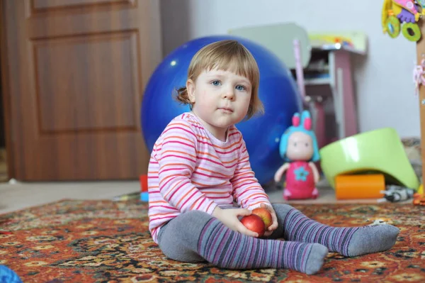 Pequeno Bebê Todler Menina Divertindo Interior Quarto — Fotografia de Stock