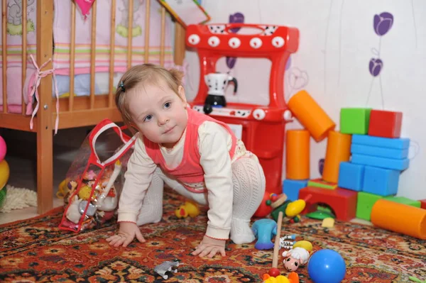Küçük Küçük Bebek Odada Eğleniyor — Stok fotoğraf