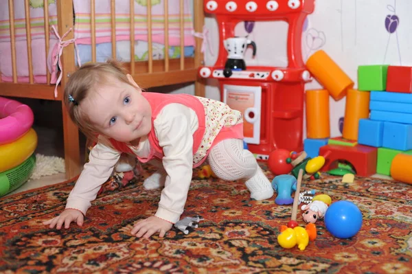 Kleine Kleinkind Baby Mädchen Mit Spaß Drinnen Das Zimmer — Stockfoto