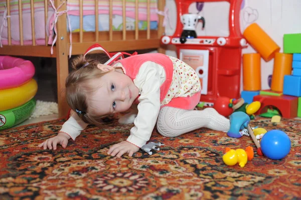 Kleine Kleinkind Baby Mädchen Mit Spaß Drinnen Das Zimmer — Stockfoto