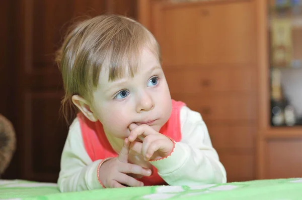 Küçük Küçük Bebek Odada Eğleniyor — Stok fotoğraf