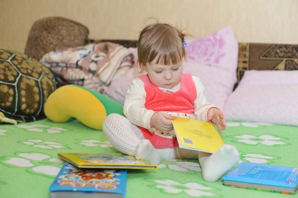 Kleine Kleinkind Baby Mädchen Mit Spaß Drinnen Das Zimmer — Stockfoto