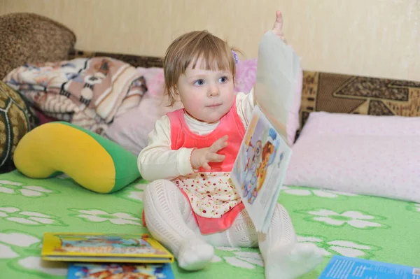 Kleine Kleinkind Baby Mädchen Mit Spaß Drinnen Das Zimmer — Stockfoto