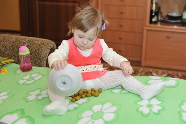 Kleine Kleinkind Baby Mädchen Mit Spaß Drinnen Das Zimmer — Stockfoto