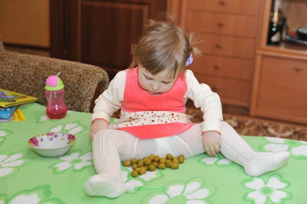 Kleine Kleinkind Baby Mädchen mit Spaß drinnen das Zimmer — Stockfoto