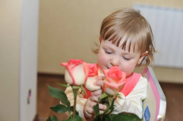 Pequeno Bebê Todler Menina Divertindo Interior Quarto — Fotografia de Stock