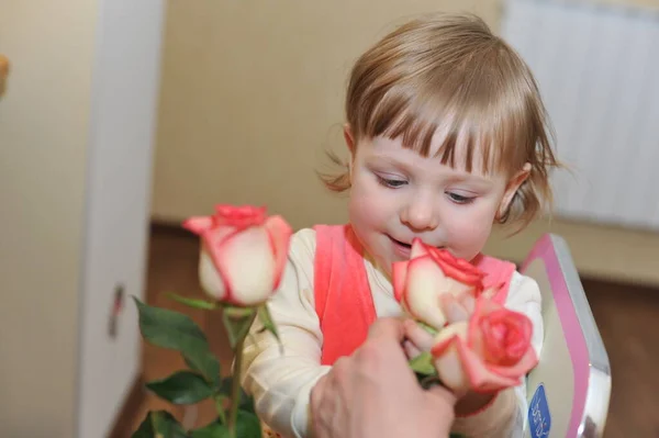 Pequeno Bebê Todler Menina Divertindo Interior Quarto — Fotografia de Stock