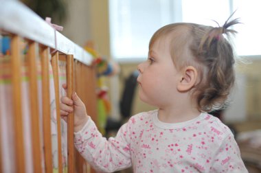 Küçük küçük bebek odada eğleniyor..