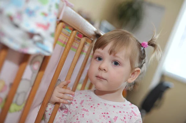 Kleine Kleinkind Baby Mädchen Mit Spaß Drinnen Das Zimmer — Stockfoto