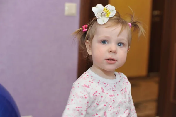 Pequeno Bebê Todler Menina Divertindo Interior Quarto — Fotografia de Stock