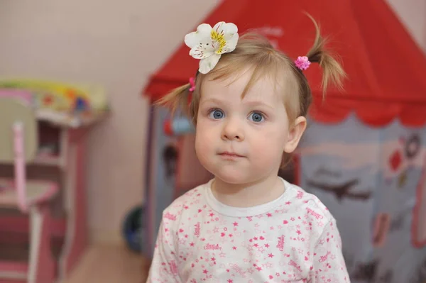 Pequeno Bebê Todler Menina Divertindo Interior Quarto — Fotografia de Stock