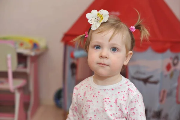 Pequeno Bebê Todler Menina Divertindo Interior Quarto — Fotografia de Stock