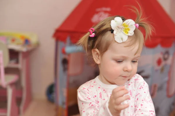 Pequeno Bebê Todler Menina Divertindo Interior Quarto — Fotografia de Stock