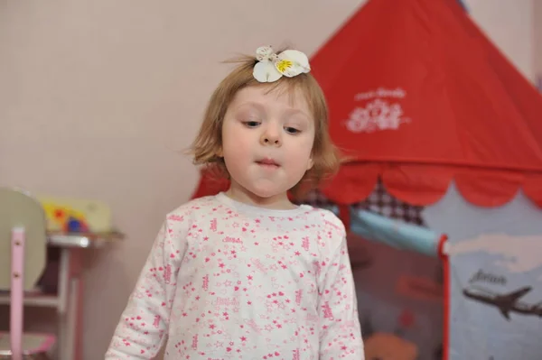 Little Todler Baby Meisje Hebben Plezier Binnen Kamer — Stockfoto