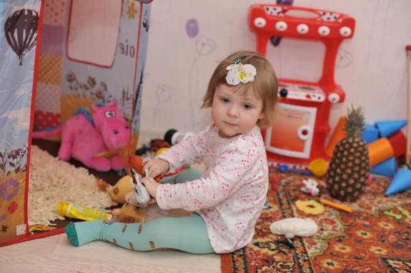 Petite fille tout-petit bébé s'amuser à l'intérieur de la chambre — Photo