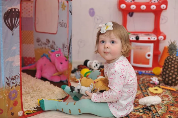 Little todler baby meisje hebben plezier binnen de kamer — Stockfoto