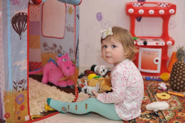 Pequeno bebê todler menina se divertindo no interior do quarto — Fotografia de Stock