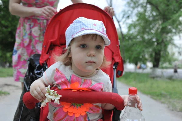 Aranyos Kislány Játszik Napos Nyári Parkban Kisgyerek Fut Ugrál Utcán — Stock Fotó