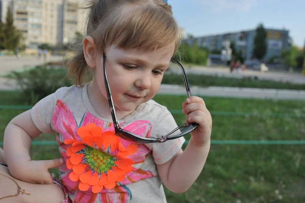 Aranyos Kislány Játszik Napos Nyári Parkban Kisgyerek Fut Ugrál Utcán — Stock Fotó