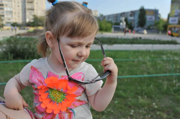 Aranyos Kislány Játszik Napos Nyári Parkban Kisgyerek Fut Ugrál Utcán — Stock Fotó