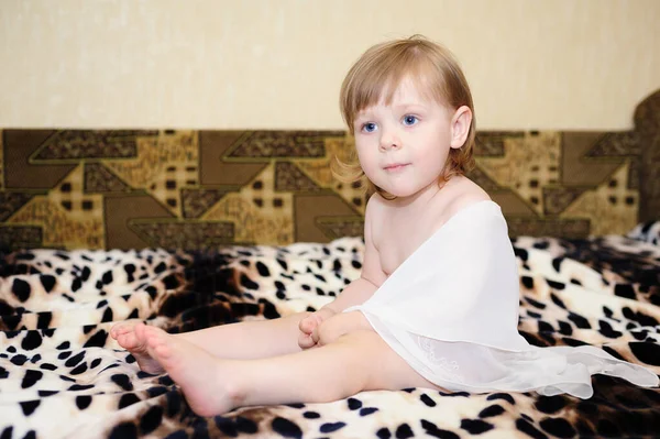 Bebê feliz criança jogar diversão na cama — Fotografia de Stock