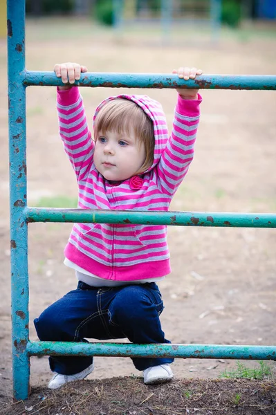 Маленький Малыш Поднимается Лестнице Развлекаясь Детской Площадке Летом Симпатичная Молодая — стоковое фото