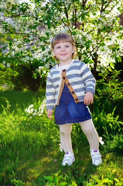 Boldog aranyos kis csecsemő lány érezd jól magad a gyönyörű park szabadban a természetben — Stock Fotó