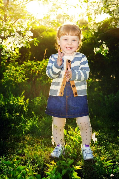 Feliz bonito pequena criança menina se divertir no belo parque ao ar livre na natureza — Fotografia de Stock