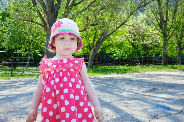 Счастливая милая маленькая девочка весело провести время в красивом парке под открытым небом на природе — стоковое фото