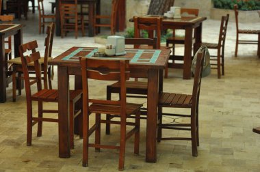 Eski Avrupa şehrinin caddesindeki kafe