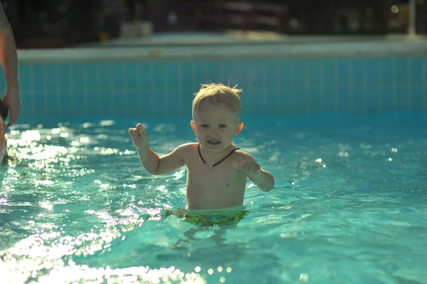 Actividades en la piscina, natación infantil y juegos en agua, felicidad y verano . — Foto de Stock