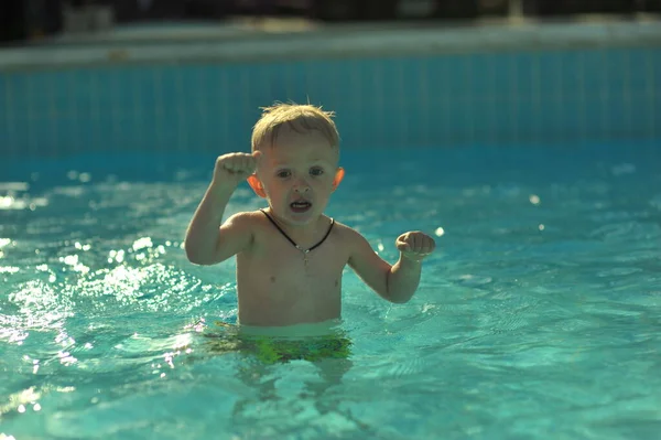 Активный отдых на бассейне, купание детей и игры в воде, счастье и летнее время . — стоковое фото