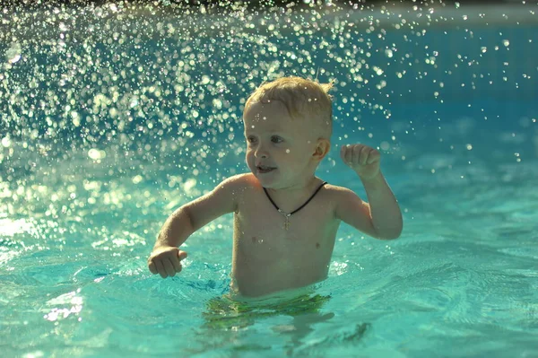 Actividades en la piscina, natación infantil y juegos en agua, felicidad y verano . — Foto de Stock