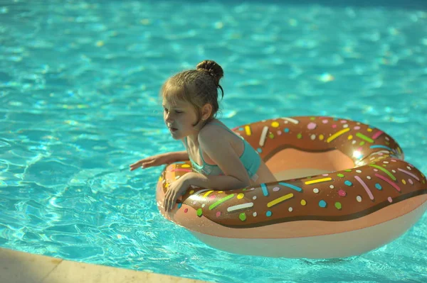 Счастливый ребенок играет в бассейне. Концепция летнего отдыха — стоковое фото
